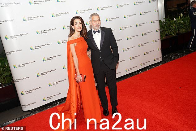 他是个大人物:乔治克鲁尼作为演员和电影制作人的成就为他赢得了两项奥斯卡金像奖、五项金球奖、四项美国演员工会奖、一项英国电影学院奖、两项评论家选择奖、一项艾美奖,四项国家审查委员会奖,以及 AFI 终身成就奖
