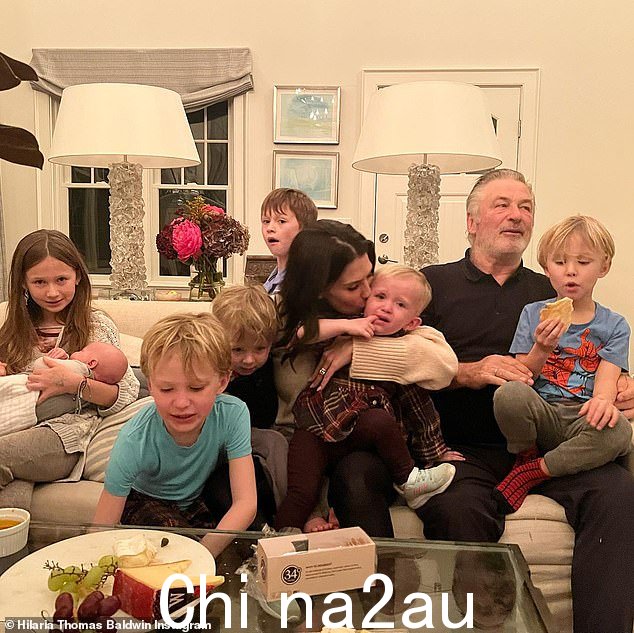 大家庭:38 岁的 Hilaria Baldwin 说她和她的丈夫 Alec 不希望未来有更多的孩子,说,'希望我们完成了。'