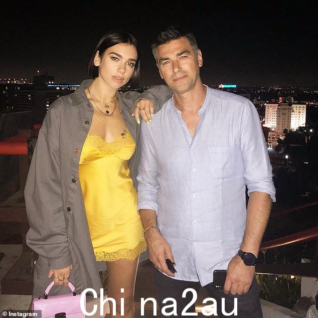 Dua Lipa 由她的父亲管理,他联系了组织世界杯的官员以提供服务。图为:Dua Lipa 和她的父亲 Dukagjin Lipa