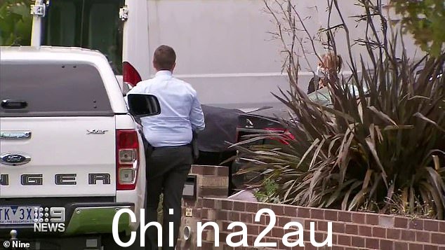 佩雷拉女士的尸体是在她十几岁的儿子因颈部刺伤接受紧急手术时从现场带走的