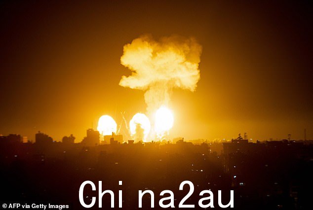 2022 年 12 月 4 日早些时候,随着以色列战机瞄准巴勒斯坦飞地,城市地带南部的建筑物上方升起了火球和一缕烟雾