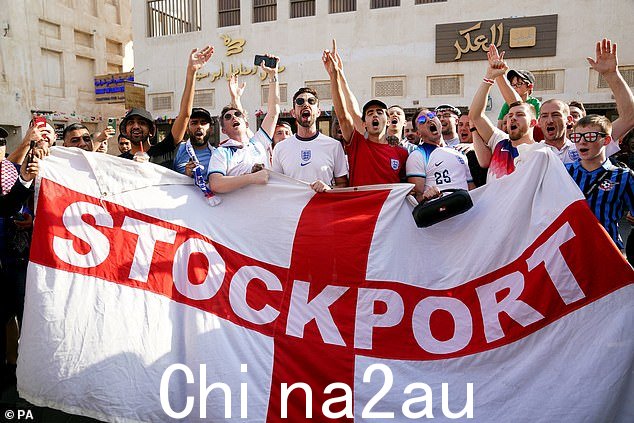 带有斯托克波特郡旗帜的英格兰球迷,在多哈的 Souq 地区,