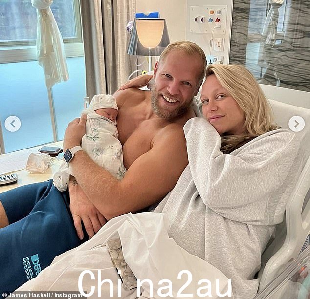 家庭:新父母 Chloe Madeley 和 James Haskell 正准备与他们 4 个月大的小女儿 Bodhi 在他们最近装修过的垫子上度过他们的第一个圣诞节