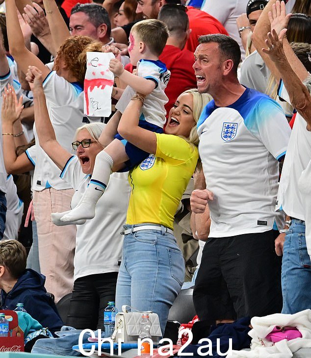 乔丹皮克福德的搭档梅根戴维森为英格兰以 2-0 结束上半场而欢呼