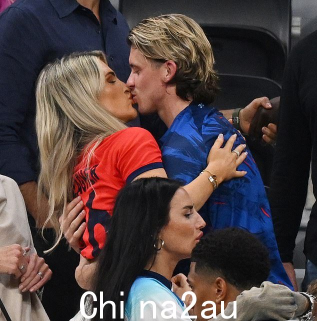 Conor Gallagher 和他的搭档 Aine May 也在卡塔尔的看台上拥抱