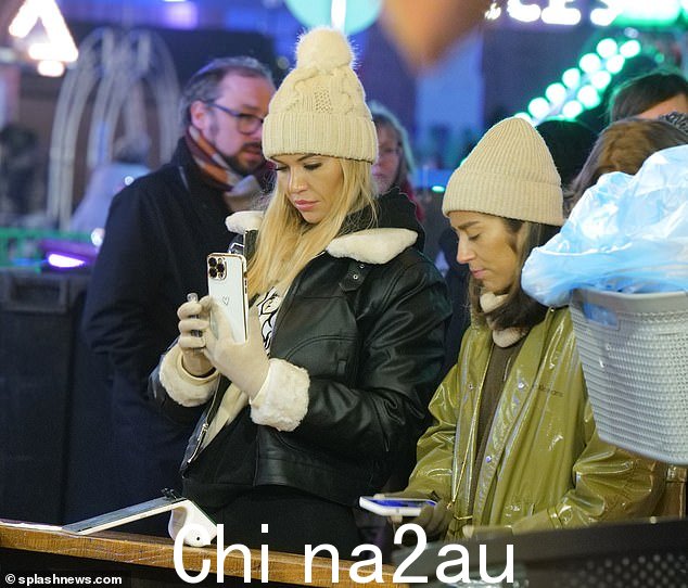 越来越近:据称他们是'形影不离',最近两人一起飞往希腊克里特岛度假