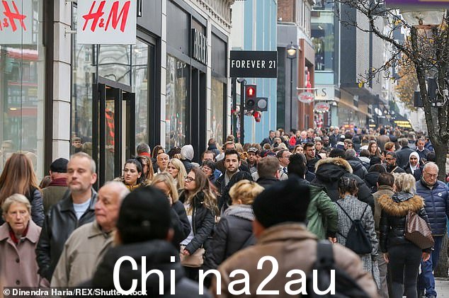 Harrods 和 Selfridges 的老板与保守党后座议员一起警告说,财政大臣杰里米亨特取消免增值税购物的决定将使英国处于严重不利地位