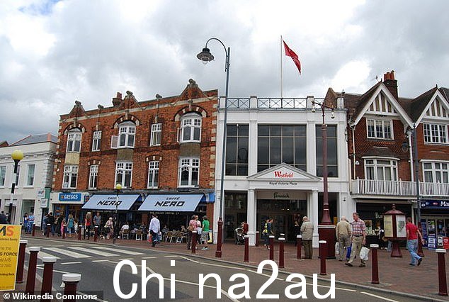 皇家维多利亚广场的入口,坦布里奇韦尔斯,在英国国家统计局的英国不愉快地点列表中倒数第四。镇上的前歌剧院现在是 Weatherspoons 酒吧,配有黄铜栏杆和宏伟的枝形吊灯