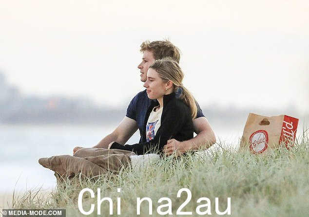 罗伯特在他们的浪漫郊游中看起来毫不费力地时尚