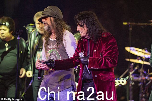 Industry:他又换了一套衣服,有一次穿了一件红色天鹅绒夹克(与 Rob Zombie 合照)