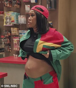 Drama mama:Keke 决定在即兴表演中添加一些戏剧性的时刻,表明她正在期待 Kenan 角色的孩子在她的橙色苏打标签的争议中