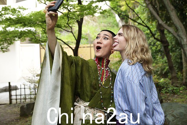 新节目:该节目见证了 Cara 与科学家和活动家谈论性问题,并会见来自世界各地的 LGBTQ+ 人群,讨论包括色情和性高潮差距在内的话题