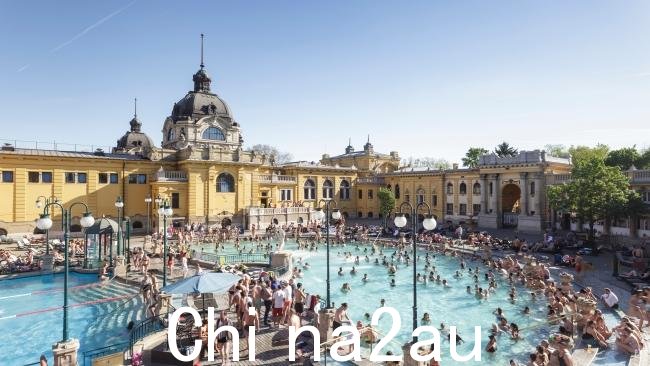 塞切尼温泉浴场匈牙利布达佩斯。TripAdvisor 上的很多人都对这个目的地感到惊喜。” width=