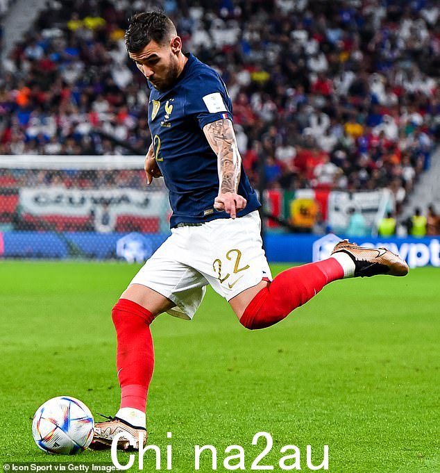 法国的 Theo Hernandez 在 2022 年卡塔尔 FIFA 世界杯期间,法国和波兰在 Al Thumama 体育场进行的 16 强比赛