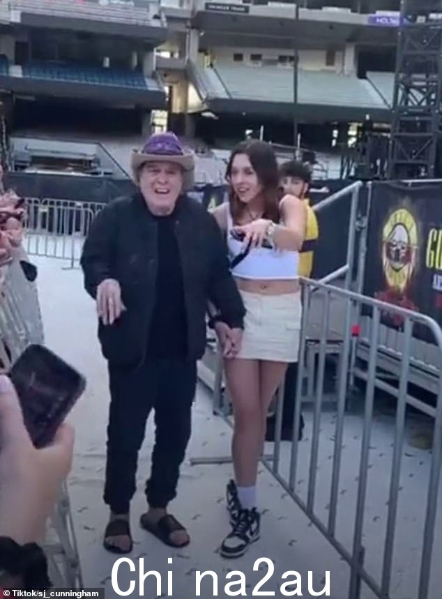 看起来很虚弱的 Molly Meldrum 在参加 Guns N' Roses 演唱会时被歌迷包围,因为可怕的事故让他为自己的生命而战
