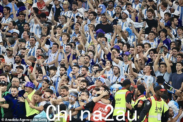 Lionel Messi 在 La Albiceleste 2-1 战胜澳大利亚后向阿根廷球迷致敬