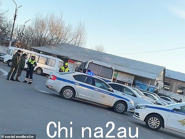 周一,紧急救援人员在 Engels-2 空军基地附近看到警车以及被广泛认为是乌克兰无人机袭击的事件