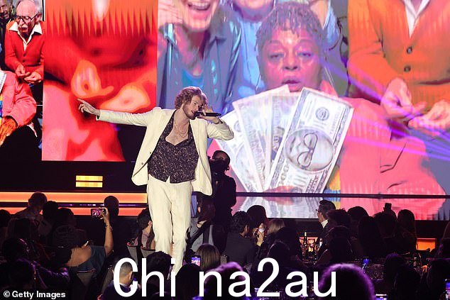 好时光:他表演了他的一首热门歌曲