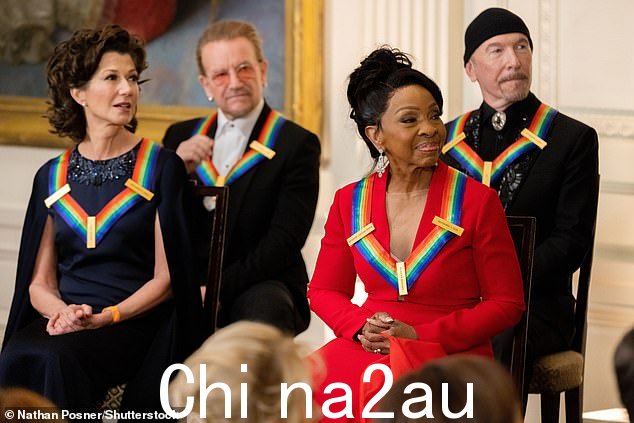 Bono 和 The Edge 列为拜登总统分享了一些关于获奖者的话,其中包括歌手 Amy G rant and Gladys Knight