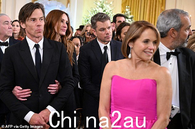 等待总统到来:美国女演员朱莉娅罗伯茨(左二),她的h usband Danny Moder(左)和美国演员马特达蒙等待美国总统乔拜登和第一夫人吉尔拜登的到来