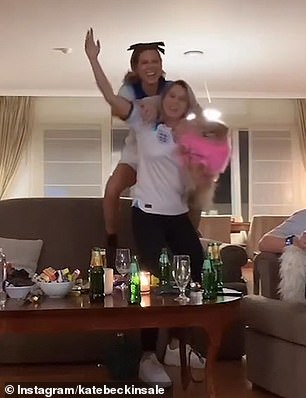 庆祝:这位 49 岁的女演员高举双臂,爬到她朋友的背上,她带领明星们对自己的祖国以 3-0 击败塞内加尔作出反应