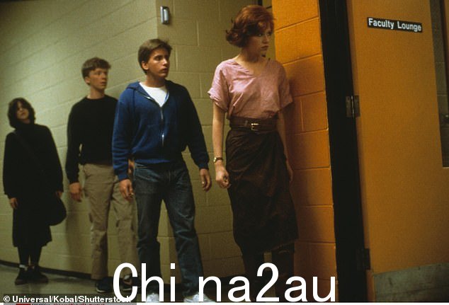 结合:Ringwald 扮演 Claire Standish,即所谓的“公主”,而 Sheedy 扮演 Allison Reynolds,被称为“篮子案”,或疯狂的女孩;虽然每个学生都代表某个集团,但最终学生们最终结合在一起对同龄人压力和父母期望等问题的普遍蔑视