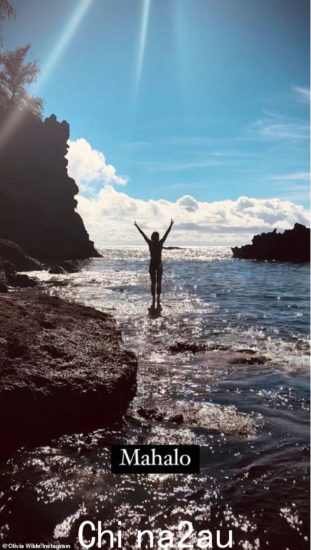 Hawaii? 'Mahalo',她在缺口附近的照片上写道,开玩笑说她正在享受夏威夷假期