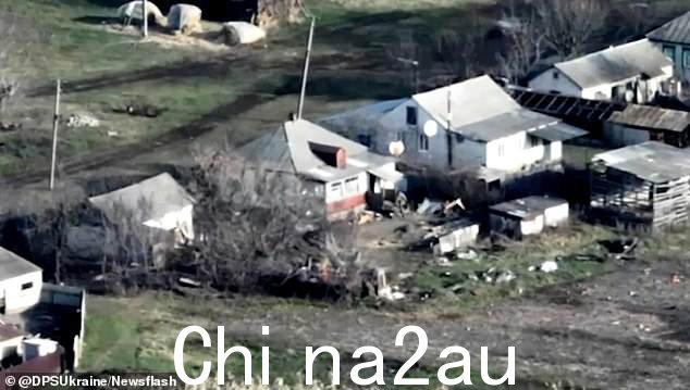 俄罗斯士兵肩扛死鸟进入顿涅茨克地区的住宅楼