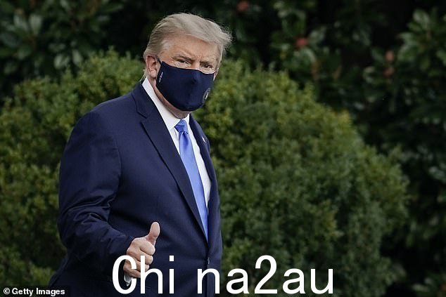 唐纳德特朗普在冠状病毒检测呈阳性后于 10 月 2 日离开白宫前往沃尔特里德国家医疗中心