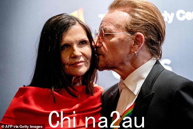 爱尔兰歌手博诺在肯尼迪中心荣誉奖颁奖礼红地毯上亲吻妻子阿里休森
