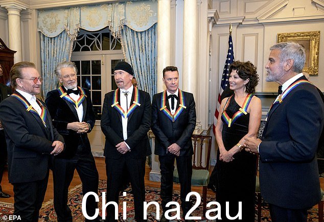 Bono, Adam Clayton, The Edge, Larry Mullen Jr., Amy Grant 和 George Clooney 在周六晚上的招待会上聊天