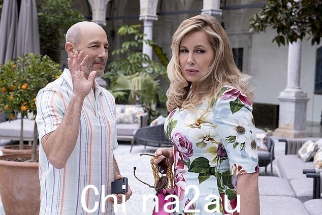 Jennifer Coolidge(与演员 Jon Gries 合影)在新系列的白莲花中饰演 Tanya McQuoid