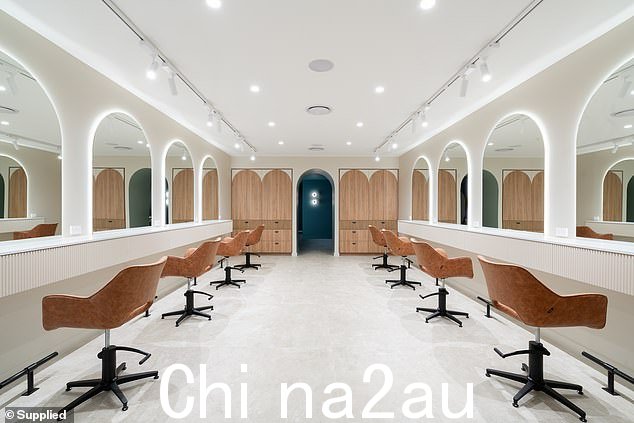 到时候你五十多岁时,这对夫妇说你不必认为白发会束缚你的风格(如图所示的 Sloans 沙龙)