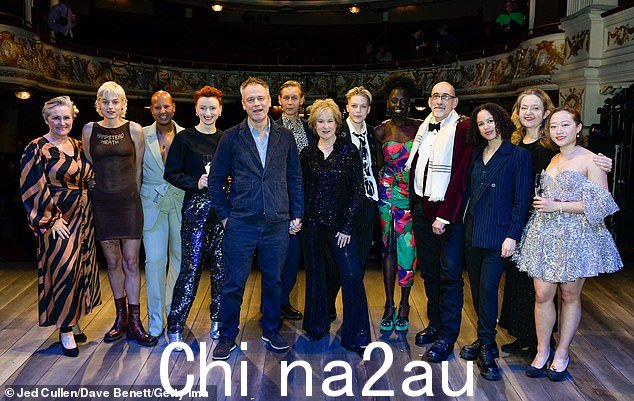 为表演而生:有人看到三人站在剧院的舞台上与该剧的演员合影e