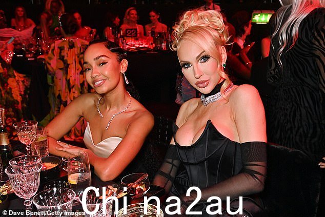 风格:她的乌鸦色头发被设计成光滑的卷发马尾辫,同时她用容光焕发的彩妆突出了她的五官(与克里斯汀·奎因合影)