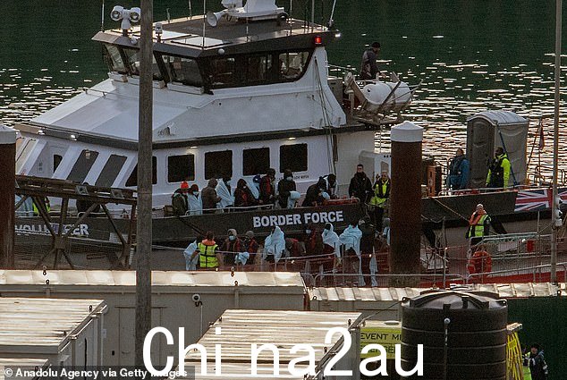 它呼吁全面改革人权法——英国‘如有必要’退出欧洲人权公约——允许拘留和离岸处理庇护申请。” class=