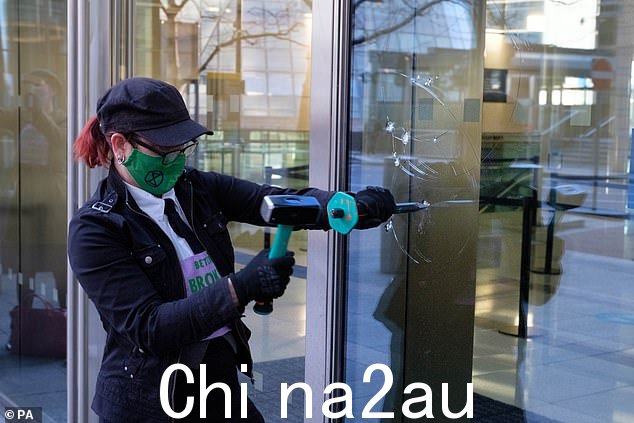 Extinction Rebellion 激进分子去年 4 月砸碎巴克莱伦敦总部的窗户,造成价值 100,000 英镑的损失