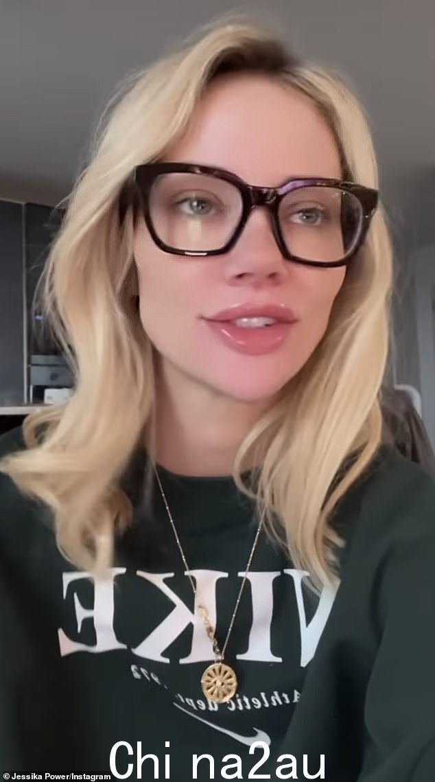 Jessika Power(如图)回击那些批评她在周末张贴自己穿着 Balenciaga 衬衫的照片的仇恨者