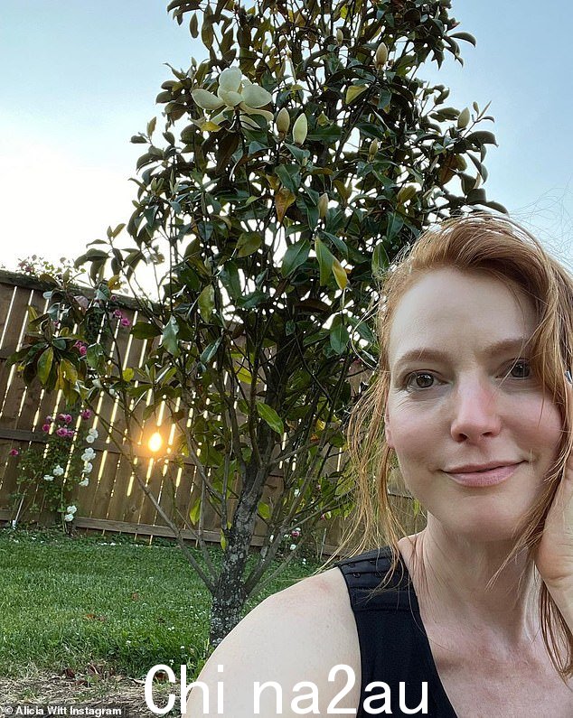坚持不懈:虽然她的最新帖子是 Alicia 提供的关于她的癌症治疗的第一眼,但她在一周前通过自家院子的自拍宣布了她的健康斗争