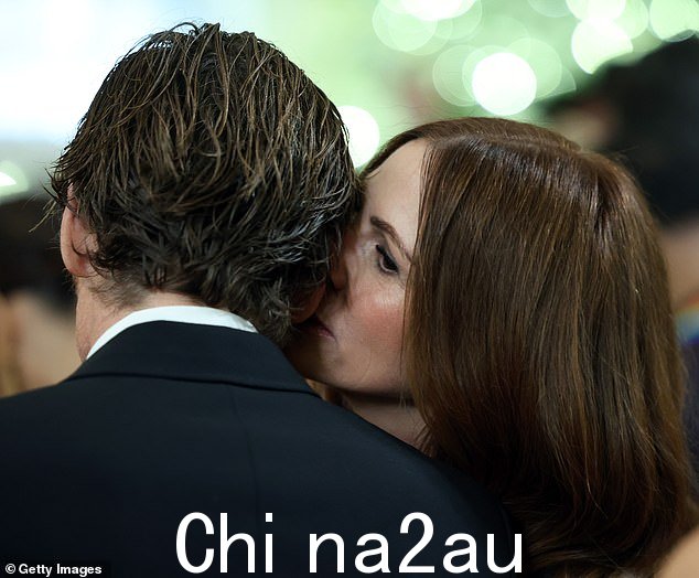 耳语:她甚至在观众席上俯身在丹尼耳边耳语