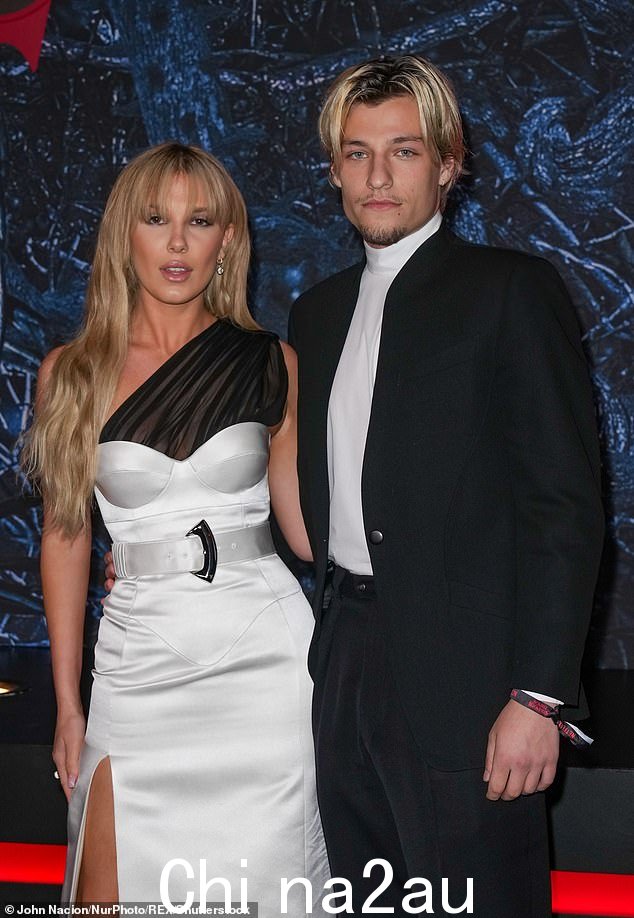 幸福的一对:Millie 和她的男朋友——摇滚歌手 Jon Bon Jovi 的儿子——第一次引发浪漫谣言是在 2021 年夏天(如图所示,5 月)