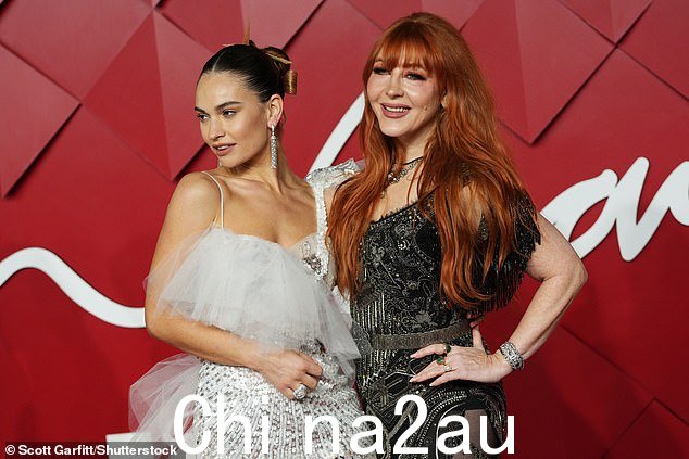 美女:Lily 和 Charlotte Tilbury(右)一起参加了活动,她的彩妆品牌帮助她做好了准备