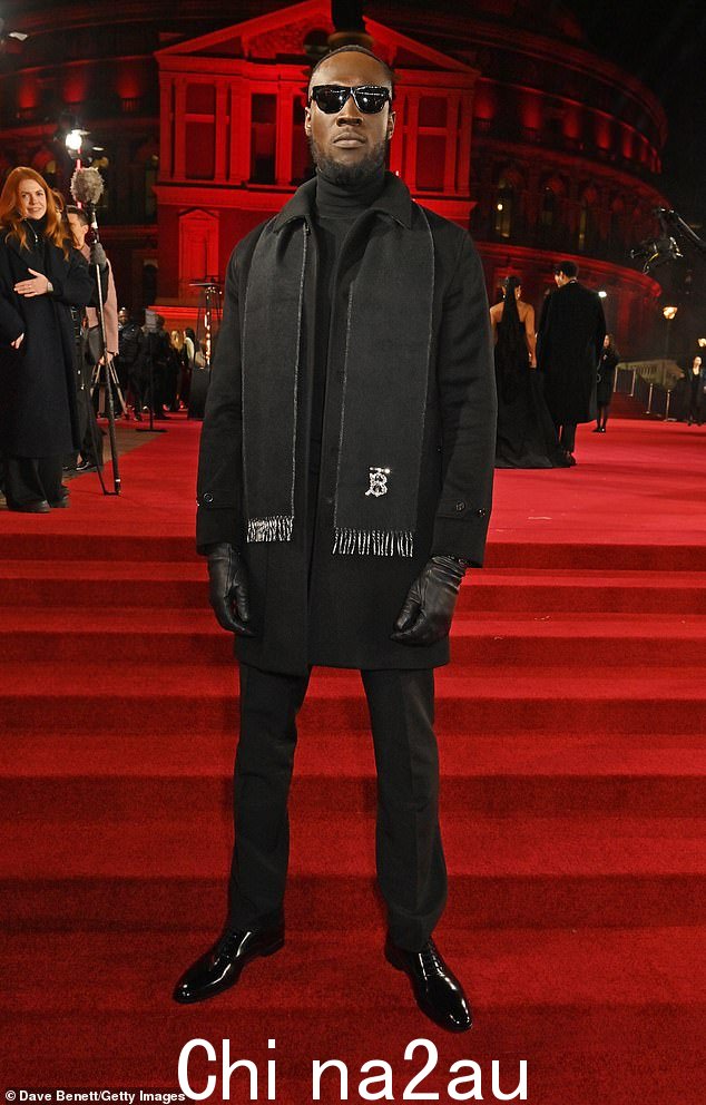 看起来不错:Stormzy 以黑色外套和裤子展示了他无可挑剔的风格,同时搭配皮手套和围巾