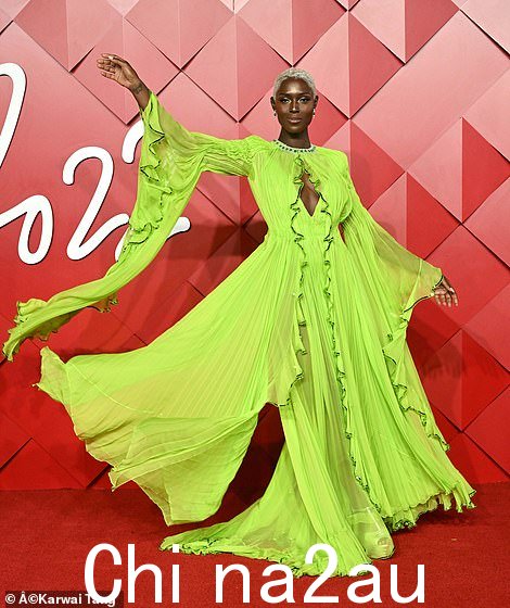 太棒了!作为当晚活动的主持人,朱迪·特纳-史密斯 (Jodie Turner-Smith) 穿着荧光色的服装出席也就不足为奇了