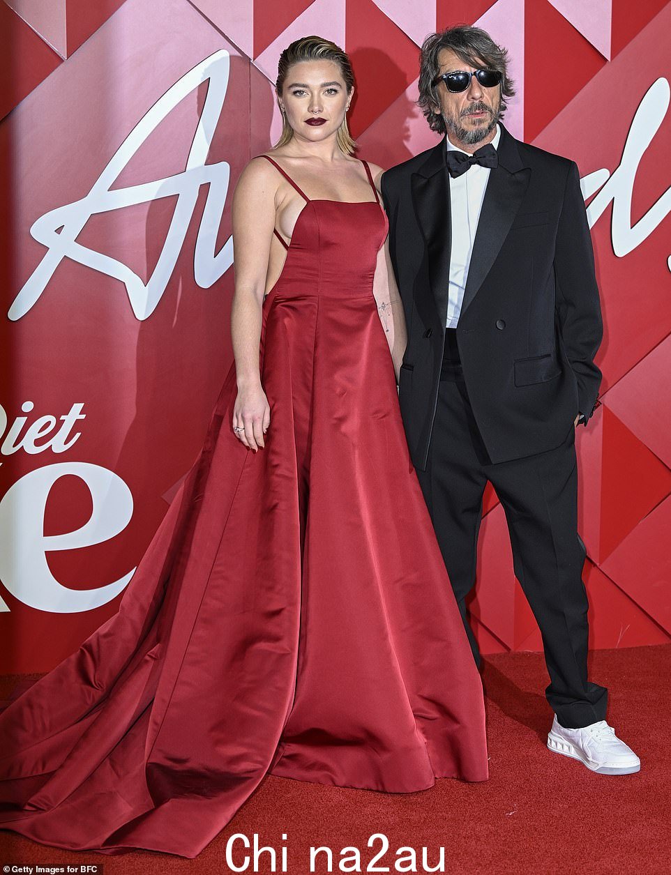 你今晚的约会对象?奥斯卡提名人由 Valentino 创意总监 Pierpaolo Piccioli 陪同,因为她在抵达活动现场时吸引了旁观者的注意力