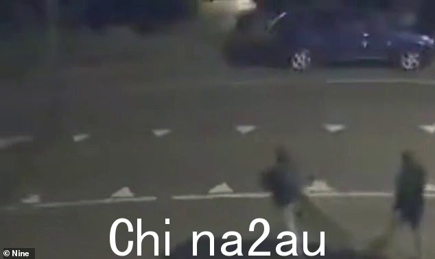 闭路电视录像(如图)捕捉到成车的不明男子开车进入该地区撕毁 t 的标志夜深人静