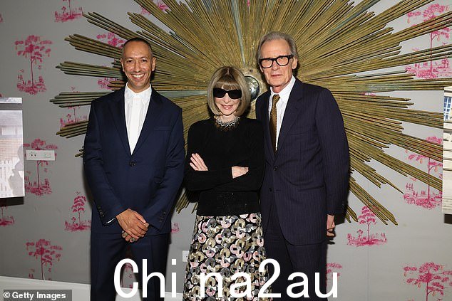 看起来不错:Bill 穿着海军蓝细条纹西装,内搭白衬衫,系着芥末黄色领带,剪裁得体。