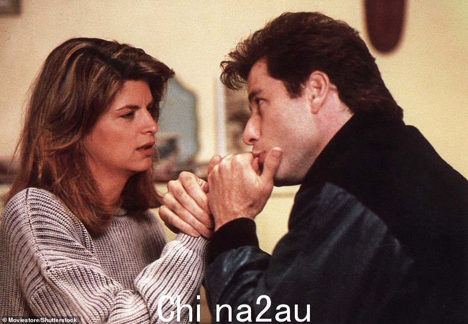 Alley 说她在与 Travolta 一起工作时爱上了 Travolta 看谁在说话,他们在其中描绘了一对抚养孩子的恋人 - 而且她在很久之后仍然爱着他