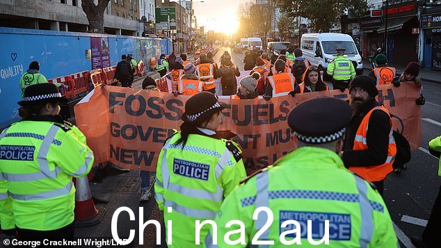 周二早上 8 点左右,15 名生态抗议者走上老肯特路附近 Bricklayers Arms 环岛的道路