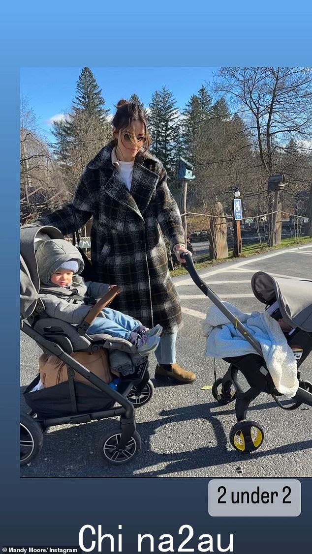 '2 under 2':这位自豪的两个孩子的妈妈还分享了一个可爱的故事,她带着两个孩子散步:一岁半的 Gus 和Ozzie,她在 10 月 21 日欢迎她